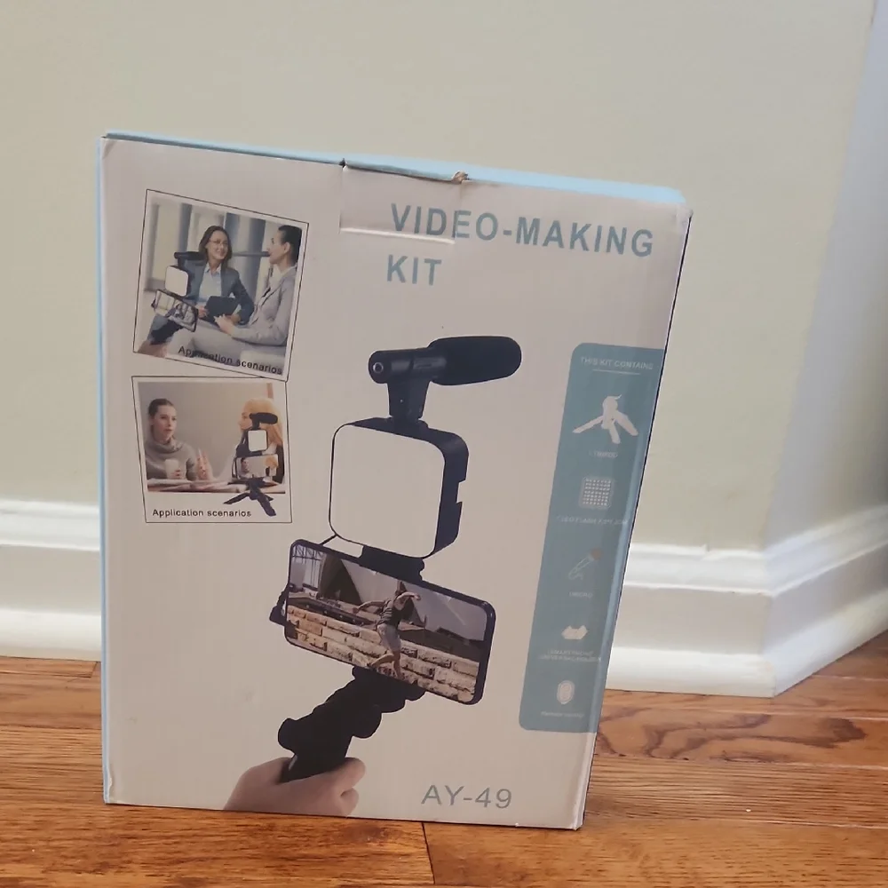 Video-Making Kit with Microphone and Light